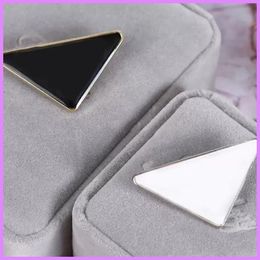 Metal Triángulo Carta Broche Mujer Chica Triángulo Broches Traje Solapa Pin Blanco Negro Moda Joyería Accesorios Diseñador G223176F44