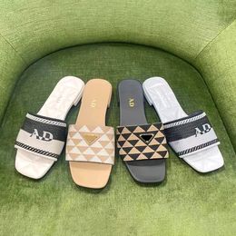 Luxurys tongs Triangle Summe Beach Sandal Praz Tazz Slippers Broider Tissu Slide Fashion Casual Shoe Designer Slider Cuir Sandale Woman Men Loafer Chaussure