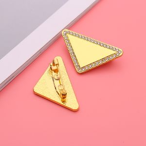 Broche Triangle en métal avec lettre P, épingles en diamant de qualité supérieure, plaqué or, bijoux pour hommes et femmes, accessoires de mode, cadeau
