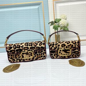 Metalen V-letter luipaardprint Baguette dames crossbody tas met lederen ketting schouderband designer luxe tas