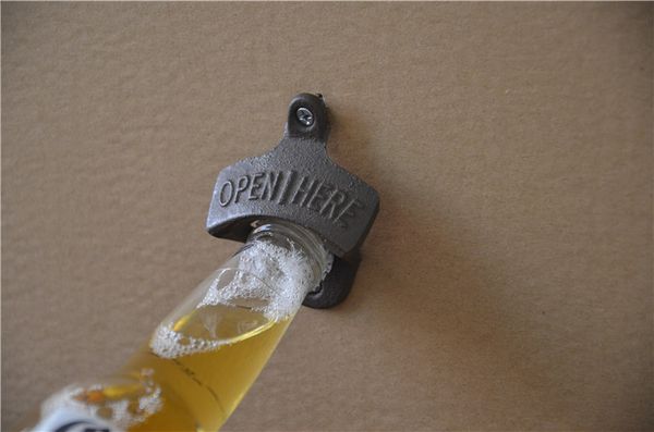 Envío Gratis, abridor de botellas con tapa de vaso de cerveza de montaje en pared de Metal con tornillos, práctico Bar, herramientas de cocina