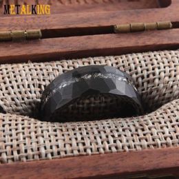 Metalking Jewelry Anillo de tungsteno negro facetado de 8 mm con incrustaciones de afeitado de meteorito, juego de compensación, alianzas de boda para hombres