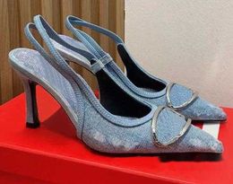 Tacones altos con letras metálicas Mujer Moda retro Dedos en punta Slingbacks Sandalias de tacón de gatito Diseñador de lujo Zapatos de vestir azules de mezclilla Zapatos de fiesta de oficina