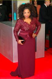 Mew Oprah Winfrey Bordeaux Lange Mouwen Sexy Moeder van de Bruid Jurken V-hals Sheer Lace Schede Plus Size Celebrity Rode Loper G282p