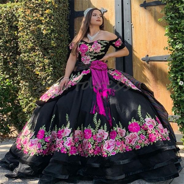 Vestidos de quinceañera negros mexicanos Charro con coloridos bordados Vestido de fiesta de terciopelo Vestido dulce 16 Vestidos elegantes de lujo Vestidos de novia 2024 Vestido con gradas De 15 anos Sash