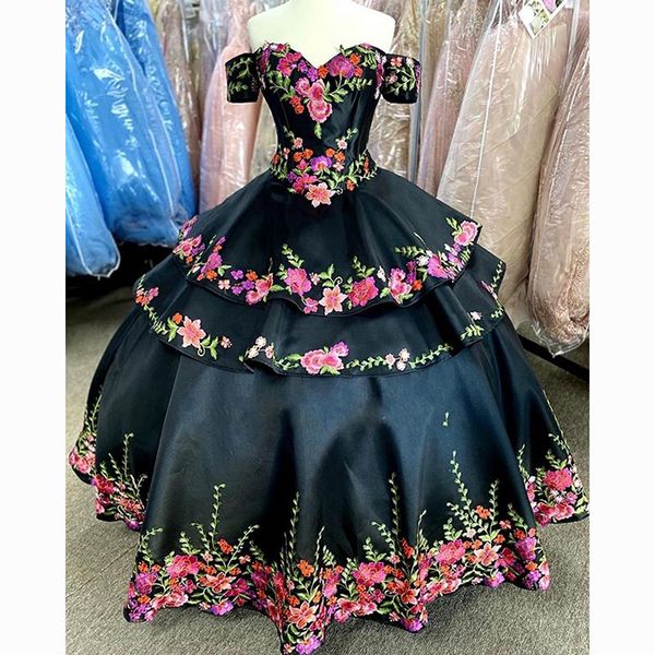 Robes de Quinceanera noires mexicaines broderie appliques florales sur l'épaule bandage robe de retour pas cher robes de bal de bal