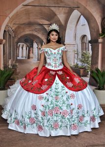 Mexicaanse geborduurde Quinceanera -jurken Ruches Ruchles Tiers Floral White en Red Prom Ball Jurk