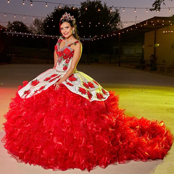 Estilo mexicano Blanco con rosas rojas Vestidos de quinceañera 2022 Vestido de fiesta de lujo con volantes Niveles Falda Floral Encaje Apliques Charro Sweet 15 Vestido Vestidos 16 Anos
