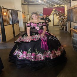 Thème mexicain robes de Quinceanera noires Charro épaule dénudée motif de fleur de Rose perlée à plusieurs niveaux Cendrillon seize robe de fête d'anniversaire grande taille robes De 15 ans