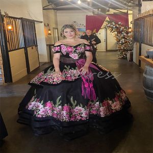 Thème mexicain robes de Quinceanera noires Charro épaule dénudée motif de fleur de Rose perlée à plusieurs niveaux Cendrillon seize robe de fête d'anniversaire grande taille robes De 15 ans