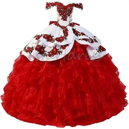 Thème mexicain Rouge Blanc Quinceanera Robes Charro Hors Épaule Rose Fleur Motif Perlé À Niveaux Cendrillon Seize Robe De Fête D'anniversaire Arc Robes De 15 Anos