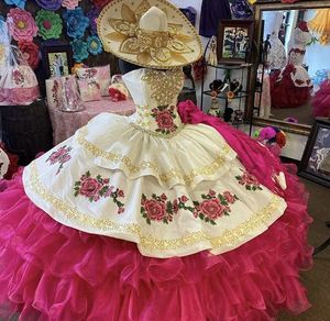 Mexico Luxe Quinceanera-jurken met bloemenborduurwerk Kantapplicaties Felroze gelaagde rok Pluizige strapless Sweet 16-jurk Kristallen kralen
