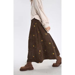 MEXZT Vintage Corduroy Midi Rokken Vrouwen Bloemen Borduren Een Lijn Rok Winter Streetwear Japanse Hoge Taille Losse Casual Rok 240304