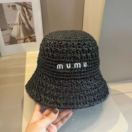 Fashio Luxury Mumu Paille Hat classique MUI Même chapeau Summer Grass Woven Hollow Broidered Letter Bucket Bucket for Men and Women