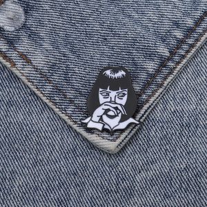 Mia Wallace email drop olie high -end punk cowboy broche film personage Tomie Girl Badge