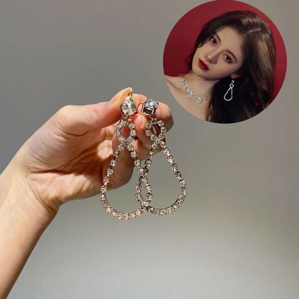 Pendientes y gancho para la oreja femeninos de la familia Miao con incrustaciones completas de diamantes y pendientes 2023 Nuevo joven de Ju Jingyi Mismo estilo