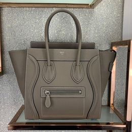 SAC À MAIN MICRO BAGAGE EN CUIR DE VEAU TAMBOURÉ Mini bagage en cuir de veau Charme féminin unique, caractéristiques féminines professionnelles tendances de la mode