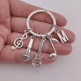 Microfoon Muziek Sleutelhanger Gift Initial Charm Naam Sleutelhanger Muzieknoot Charm Guiter Creative Boy Girl Sleutelhanger