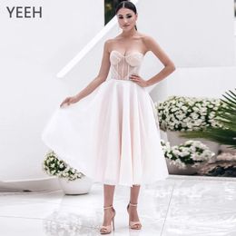 Vestido de novia moderno sin tirantes modernos para mujeres.