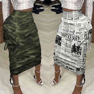 Faldas de media pantorrilla Mujeres Camuflaje Camo Periódico Impresión Alta Cintura Streetwear Ropa de moda coreana Bolsillos Dstring Plisado X0428