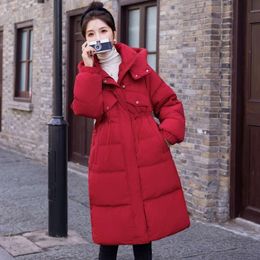 Version moyenne rouge pour les femmes en hiver 2023, nouvelle petite stature à la mode et de style occidental avec un tempérament minceur.À l'extérieur de la veste du bas
