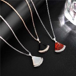 Charme de milieu de gamme et bijoux brillantes Collier limité bulgarly New Silver Diamond Small Jirt pour femmes Blanc Red Fanshaped ont un logo original