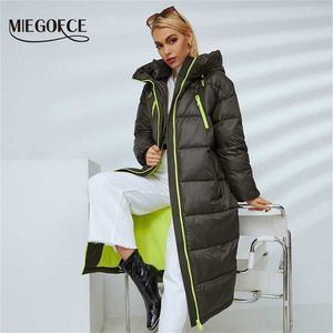 MIEGOFCE Otoño Invierno mujer abrigo longitud muy cómoda chaqueta de algodón a prueba de viento con capucha diseño elegante cremallera Parka D21010 211120