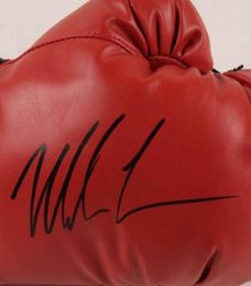 Mike Tyson a signé des gants de boxe rouge dédicacés01234568214122