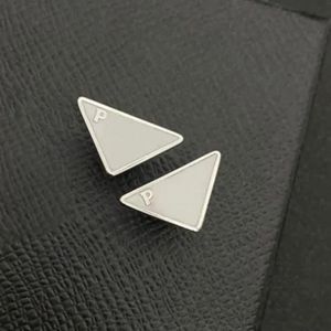 Miland Original Triangle symbole designer noir blanc P stud femmes hommes lettre logo graver boucles d'oreilles pendantes filles garçon bijoux de fête en acier inoxydable 316L ne se décolore jamais