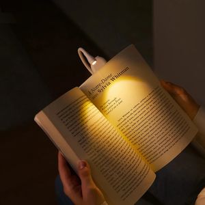 Mini Book Light draagbare clip Nachtlichten USB LADING LED DIMBABLE SLAAPKAMER Oogbescherming Camping 360 ° Flip Lampen 240508