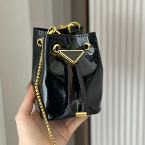 Mini sacs à bandoulière en cuir verni pour femmes, sac à bandoulière avec chaîne de styliste, sac seau rouge et noir, bourse de fête brillante pour dames