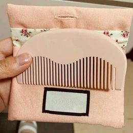 Mini cepillo de pelo pequeño y bonito de madera, práctico peine de sándalo con caja de regalo rosa para mujeres y niñas, regalos de vacaciones 00888