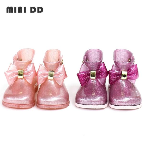 Mini DD Enfants Rainboots Gilrs Mode haute qualité Jelly chaussures Sparkle princesse arc chaussures PVC anti-dérapant botte de pluie DD018 240125
