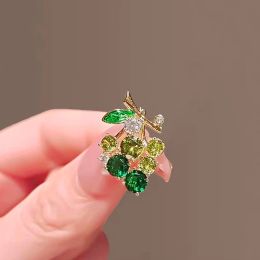 Mini broche de raisin en cristal délicat pour femmes, épingles à revers de fruits, accessoire de manteau, vêtements, Clip fixe, bijoux de Corsage féminin