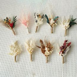 Mini ramo de flores secas Boutonnieres Boda Padrinos de boda Ojales Pampas Hierba Dama de honor Pastel de cumpleaños Decoración de mesa 240103