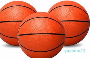 Mini-schuimballen voor klein basketbalspel boven de deur