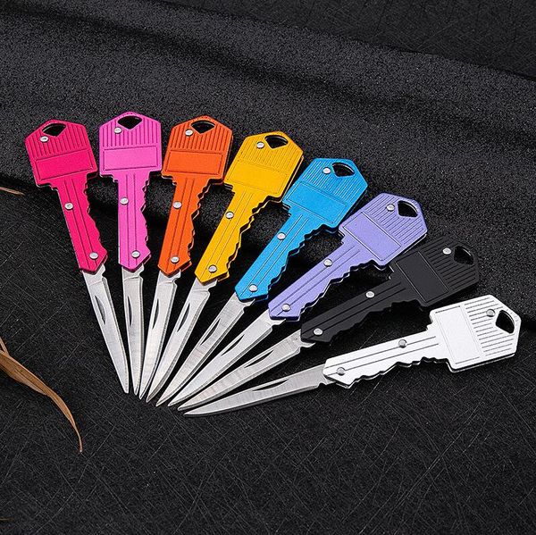 Mini couteau pliant porte-clés Gadgets d'extérieur Forme de clé Couteaux à fruits de poche Outil multifonctionnel Porte-clés Auto-défense Porte-clés 10 couleurs