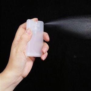 Mini désinfectant pour les mains noir et blanc givré, parfum de poche, flacon pulvérisateur pour carte de crédit, personnalisé avec votre logo Qkrup, 20ml