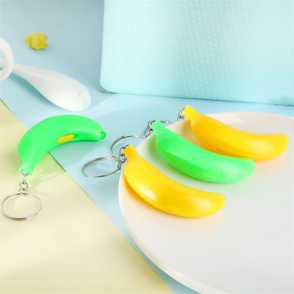 Mini lumière Led lampe de poche banane porte-clés nouvelle création lumière sûre sac téléphone voiture pendentif porte-clés