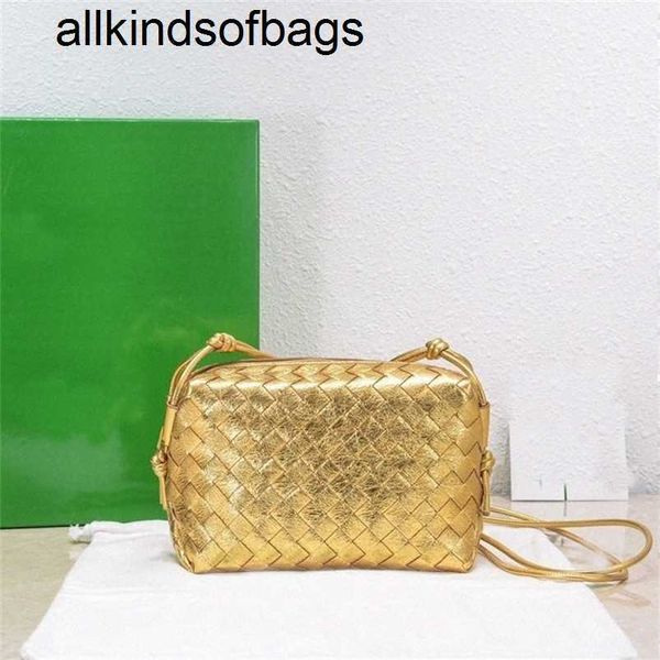 Mini Loops BottegVenets Sac à bandoulière tissé en cuir véritable Sac à bandoulière pour appareil photo Sac à bandoulière moyen en cuir Intrecciato Muse Finition laiton Femme Luxuryqq