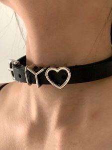 Mini collar de amor, collar de cuero de corazón de melocotón de Metal, modelos de desfile de moda Ins, accesorios de gargantilla de cuero vacuno Retro Ins para hombres y mujeres