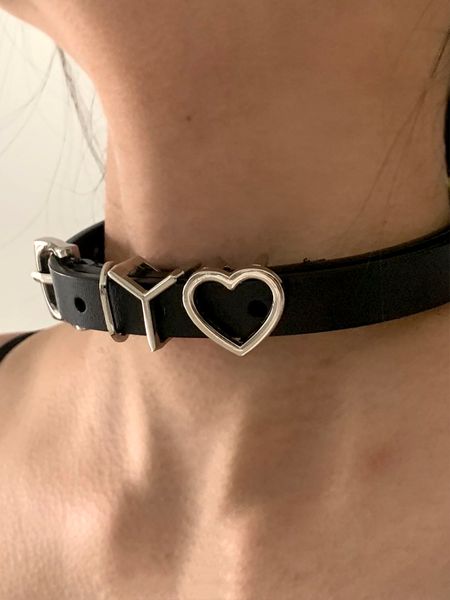 Mini collier d'amour en métal, cœur de pêche, cuir, modèles de défilé de mode Ins pour hommes et femmes, accessoires ras du cou rétro en peau de vache