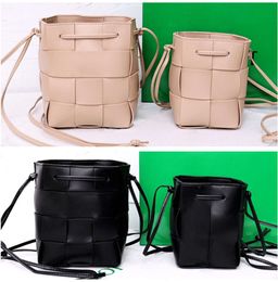 Mini sac seau tissé de luxe de styliste, bandoulière de marque de mode, grille tissée en cuir mat, corde d'attache, téléphone, simplicité minoritaire