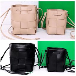 Mini sac seau tissé de luxe pour femmes, sac à bandoulière de marque de mode, grille en cuir mat, corde d'attache, téléphone 2024