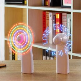 Mini Night Light Handheld Fan Electric Fan Portable Desktop Battery Mini Customizab Cadeau om gasten LED Rainbow Lights Fan 240415 te geven