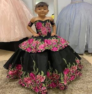 Mini vestidos de quinceañera Negro México Charro fuera del hombro Vestido floral negro para niñas con flores Vestido con cordones para niñas Princesa Vestido de ocasión