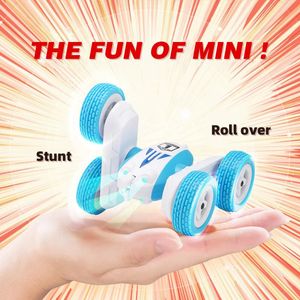 Mini Rc Auto Kinderspeelgoed Afstandsbediening Stuntauto met licht Dubbelzijdig aangedreven voertuig Kinderen Cadeau All Terrain 4X4 Elektrisch model 240127