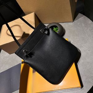 Mini sac à bandoulière, adapté pour faire du shopping ou voyager sur de courtes distances.