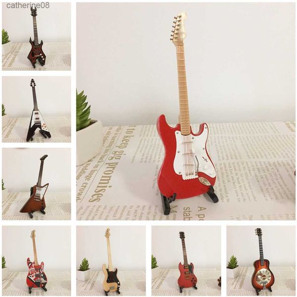 Guitare miniature pour accessoires de maison de poupée Mini instrument de musique bricolage partie pour la décoration intérieure cadeau bois artisanat ornements L230711