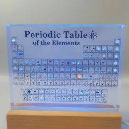 La tabla periódica en miniatura muestra elementos a base de acrílico dentro de la enseñanza de química para niños, muestras de elementos reales, decoración de letras